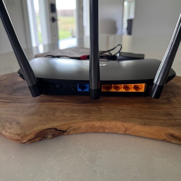 TP Link Router - Picture 2 of 3